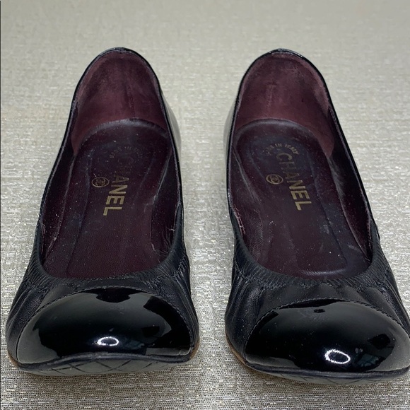 CHANEL BLACK LEATHER AND PATENT BALLET SLIPPERS - Picture 4 of 16